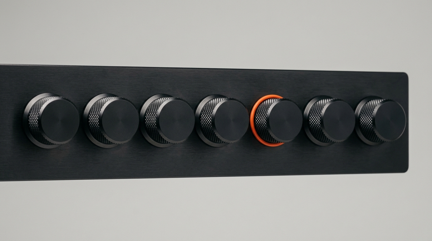 Eine Reihe dunkler Metall-Drehregler, einer mit orangefarbenem Ring, als Sinnbild für Spritzguss-Prozessparameter
